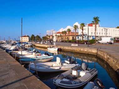 Koper, Slovenya - 8 Kasım 2023: Eski Adriyatik kenti Koper 'de tekneler için liman