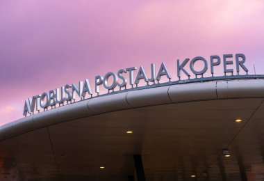 Koper, Slovenya - 11 Kasım 2023: Koper Otobüs İstasyonu - Avtobusna postaja Koper - Günbatımı