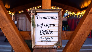 Almanca işaretinin İngilizce çevirisi: Kendi riskinizle kullanın. Ebeveynler çocuklarından sorumludur.