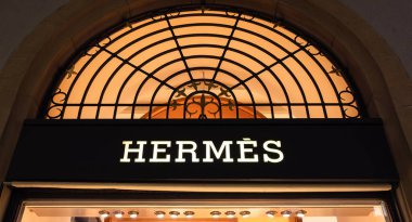 Zürih, İsviçre - 11 Kasım 2023: Hermes, deri ürünler, yaşam tarzı aksesuarları, mobilyalar, parfüm, mücevherler, saatler ve hazır giyim için bir Fransız lüks tasarım evi..