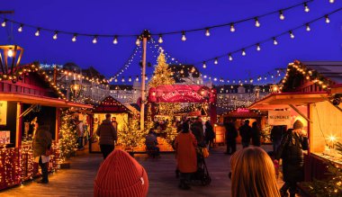 Zürih, İsviçre - 23 Kasım 2023: Zürih 'teki Sechselautenplatz Meydanı' ndaki opera binasının önündeki Noel pazarı