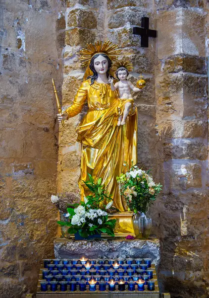 Saintes Maries de la Mer, Fransa - 3 Ekim 2023 İsa ile Kutsal Meryem Anıtı - Notre Dame de la Mer - Deniz Leydimiz