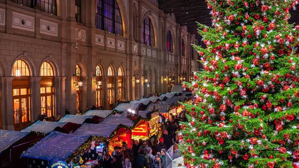Zürih, İsviçre - 23 Kasım 2023: Zürih 'teki tren istasyonunda geleneksel Noel Fuarı (pazar) ve Lindt çikolatalı Noel ağacı