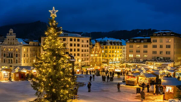 Einsiedeln, İsviçre - 5 Aralık 2023: Noel pazarı ve Einsiedeln Benedictine Manastırı önünde büyük bir Noel ağacı