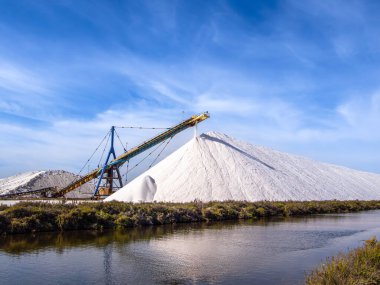 Aigues Mortes, Fransa 'da yeni üretilen tuz tavaları, bir tuz yığınının tepesindeki bir taşıyıcı kayışla taşınıyor, deve ya da piramit olarak adlandırılan geniş açılı, steadicam
