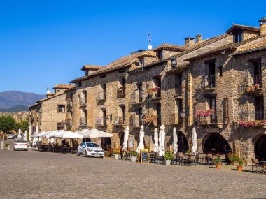 Ainsa, İspanya - 11 Ekim 2023: Ainsa, Aragon 'un Huesca iline bağlı pitoresk bir köy, tarih, kültür ve doğal güzelliklerle dolu bir yerdir..