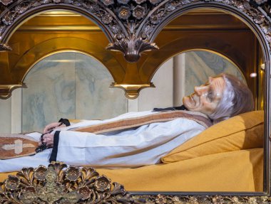 Ars, Fransa - 13 Ekim 2023: Aziz John Mary Vianney 'in cesedi Ars, Fransa' daki Bazilika 'da ana sunağın üzerine gömüldü. Yüzü balmumu maskeyle kaplı..