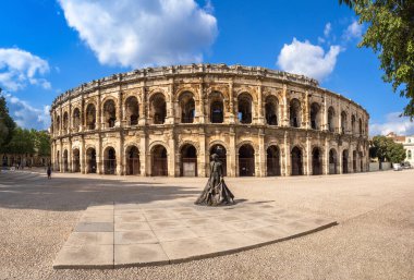 Nimes, Fransa - 4 Ekim 2023: Nimes Arena 'nın dış görünüşü ve bir gladyatör heykeli. Nimes Güney Fransa 'nın Occitanie bölgesinde bir şehirdir.