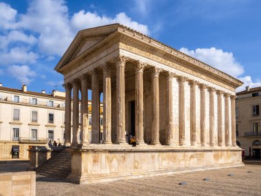 Nimes, Fransa - 4 Ekim 2023: Güney Fransa 'daki Nimes şehrinde Roma tapınağı Maison Carree