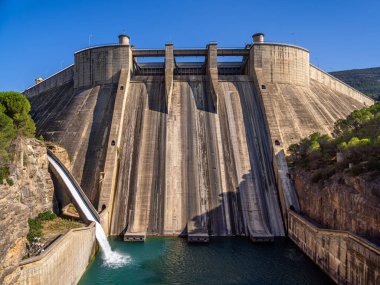 Güçlü Presa de el Grado Barajı İspanya 'nın Huesca eyaletinde.