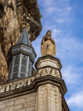 Rocamadour, Fransa - 13 Ekim 2023: Rocamadour 'daki Kutsal Meryem Anıtı, kayadaki bir köy ve Roma Katolik Kilisesi için bir Fransız Marian hac alanı.