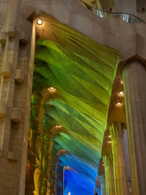 Barselona, İspanya - 7 Ekim 2023: Katalan mimar Antoni Gaudi 'nin başyapıtı olarak kabul edilen çağdaş Sagrada Familia Bazilikasının yakın plan mimari ayrıntıları