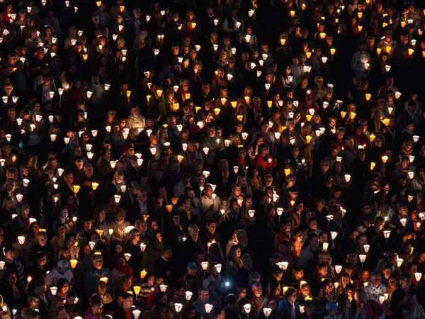 루르드 프랑스 2023년 10월 12일 루르드에서 행렬로 기도하는 등불이 순례자들의 스톡 사진