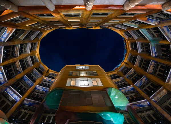 Barcelona Spanje Oktober 2023 Kleurrijke Elliptische Binnenplaats Van Casa Mila Stockafbeelding