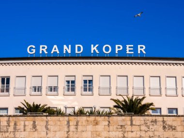Koper, Slovenya - 8 Kasım 2023: The Hotel Grand Koper, Eski Koper Kasabası 'ndaki deniz kıyısında yer almaktadır..