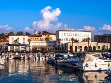 Koper, Slovenya - 8 Kasım 2023: Eski Adriyatik kenti Koper 'de tekneler için liman