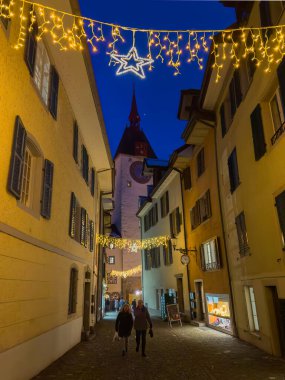 Bremgarten, İsviçre - 7 Aralık 2023: Bremgarten 'de Noel pazarı, Aargau kantonunda küçük bir kasaba.