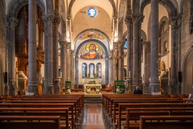 La Salette, Fransa - 1 Ekim 2023: Fransa 'daki Meryem Ana' nın Hacc Bazilikasının İçi