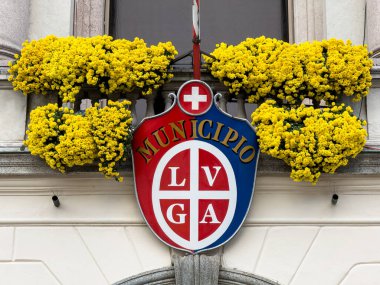 Lugano, İsviçre - 12 Aralık 2023: Ticino tatil bölgesindeki en büyük şehir olan Lugano arması ve belediyesi.