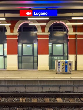 Lugano, İsviçre - 2 Aralık 2023: Ticino tatil bölgesindeki en büyük şehir olan Lugano 'nun bir tren istasyonu tabelası.