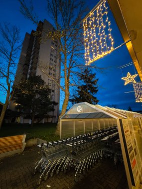 Regensdorf, İsviçre - 26 Kasım 2023: Regensdorf 'ta Zentrum Regensdorf alışveriş merkezinin önündeki geleneksel Noel pazarı