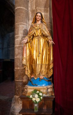 Saint Maximin la Sainte Baume, Fransa - 1 Ekim 2023: Kutsal Meryem 'in çocuklu heykeli Aziz Mary Magdalene Bazilikası