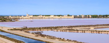 Aigues Mortes Fransa 'nın en büyük ortaçağ güçlendirilmiş kentlerinden biridir. Tuz yürüyüşleriyle de bilinir.