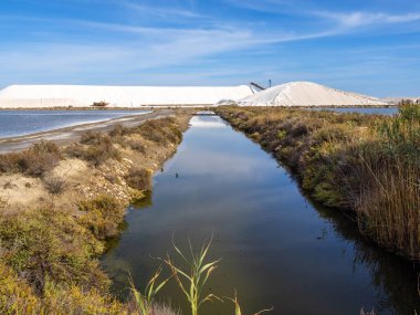Aigues Mortes, Fransa 'da yeni üretilen tuz tavaları, bir tuz yığınının tepesindeki bir taşıyıcı kayışla taşınıyor, deve ya da piramit olarak adlandırılan geniş açılı, steadicam