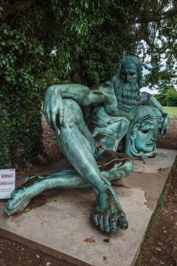 Amboise, Fransa - 12 Ağustos 2023: Amboise 'deki Loire Nehri boyunca gezinti güvertesinde Amleto Kataldi' den Leonardo da Vinci 'nin heykeli