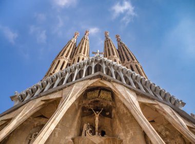 Barselona, İspanya - 7 Ekim 2023: Katalan mimar Antoni Gaudi 'nin başyapıtı olarak kabul edilen çağdaş Sagrada Familia Bazilikasının yakın plan mimari ayrıntıları