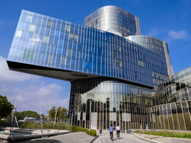 Barselona, İspanya - 7 Ekim 2023: Doğal Gaz Binası, diğer adıyla Mare Nostrum Kulesi, La Barceloneta 'da bulunan bir ofis gökdeleni..