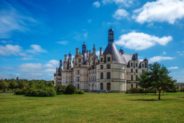 Chambord, Fransa - 11 Ağustos 2023: Chambord Loire Vadisi 'ndeki en büyük kaledir ve Kral I. Francis' e bir av kulübesi olarak hizmet vermek için inşa edilmiştir..