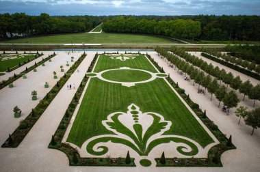 Chambord, Fransa - 11 Ağustos 2023 Chambord Kraliyet Kalesi 'nin güzel park ve bahçesinden bir manzara