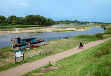 Chaumont sur Loire, Fransa - 11 Ağustos 2023 Loire Vadisi 'ndeki bisiklet rotası