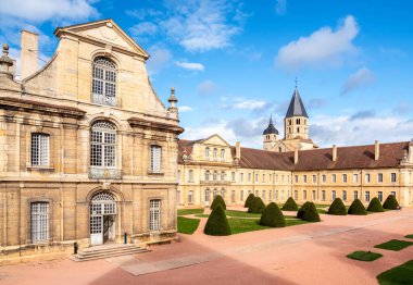 Cluny, Fransa - 14 Ekim 2023: Burgundy 'deki Cluny Manastırı önemli manastır reformlarının başlangıç noktası olarak Orta Çağ' ın en etkili dini merkezlerinden biriydi..