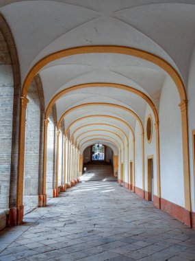 Cluny, Fransa - 14 Ekim 2023: Burgundy 'deki Cluny Manastırı Koridoru