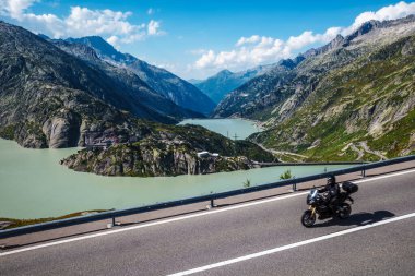 Grimselsee rezervuarı İsviçre 'deki Grimsel dağ geçidinde - motorcular için popüler bir durak.