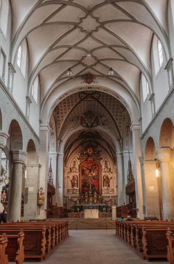 Constance, Almanya - 29 Ağustos 2023: Katedralin İçi - Kilisemizin Konsey 'inin yer aldığı Meryem Ana' nın Bakanı