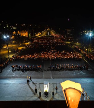 Lourdes, Fransa - 12 Ekim 2023: Lourdes 'te bir hac alayında mum yakan bir grup hacı.