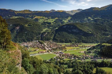 Meiringen kasabası, Bernese Oberland 'in doğusunda, Aare nehrinin yukarısındaki Haslital vadisinde yer almaktadır.