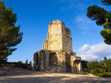Magne Kulesi (Tour Magne), MÖ 1. yüzyılda yapılmış etkileyici bir Roma kulesidir. İmparator Augustus 'un altında Nimes Kalesi' nin bir parçası olarak inşa edildi..