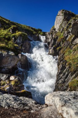 İsviçre 'deki Oberalppass yolunda güçlü bir dere.