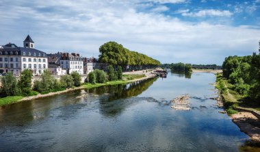 Yaklaşık 1006 kilometre uzunluğuyla Loire, Atlantik 'e akan en büyük Fransız ırmağıdır..