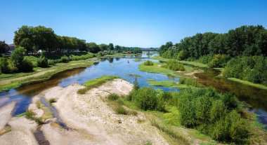Yazın Loire Nehri 'nde. Yaklaşık 1006 kilometre uzunluğuyla Loire, Atlantik 'e akan en büyük Fransız ırmağıdır..