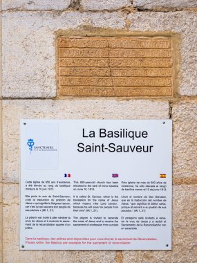 Rocamadour, Fransa - 13 Ekim 2023: Rocamadour 'daki Kutsal Kurtarıcı Kilisesi' nin ortaçağ tarihine sahip bir beyaz tahta