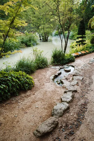 Amboise, Fransa - 12 Ağustos 2023 Clos Luce şatosunun bahçesi, hayatının son üç yılı Leonardo da Vinci 'nin eviydi..