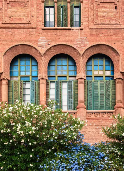 Barcelona, İspanya - 7 Ekim 2023: Dünyanın en büyük Art Nouveau kompleksi Santa Creu i Sant Pau Hastanesi