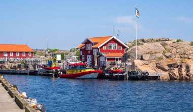 Smogen, İsveç - 24 Mayıs 2023: İskandinav Smogen balıkçı köyü