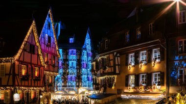 Colmar, Fransa - 27 Aralık 2023: Colmar, Alsace, Fransa 'da renkli dekorasyonlar, ışıklandırma ve aydınlatma ile Noel pazarı.