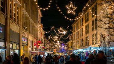 Colmar, Fransa - 27 Aralık 2023: Colmar, Alsace, Fransa 'da renkli dekorasyonlar, ışıklandırma ve aydınlatma ile Noel pazarı.